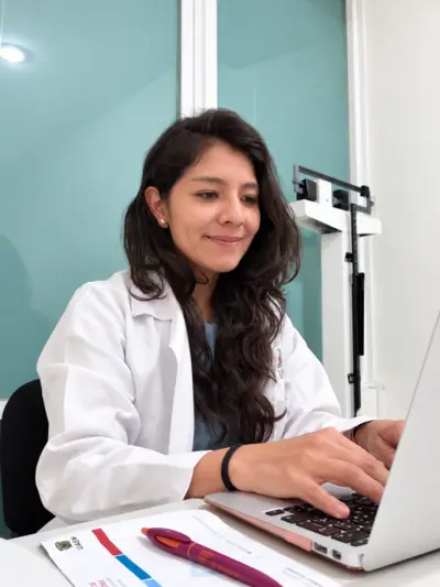 La doctora revisa un expediente en su computadora